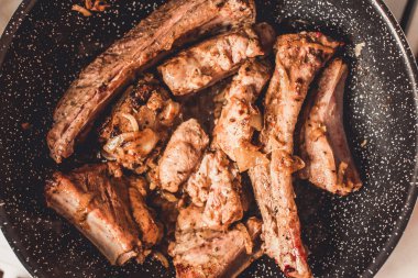 Kızartma tavası, üstten görünüm soğan ile kavrulmuş Domuz kaburga