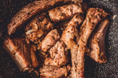 Kızartma tavası, üstten görünüm soğan ile kavrulmuş Domuz kaburga