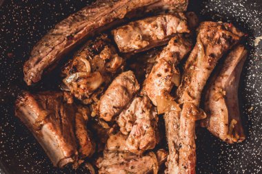 Kızartma tavası, üstten görünüm soğan ile kavrulmuş Domuz kaburga