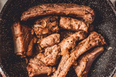 Kızartma tavası, üstten görünüm soğan ile kavrulmuş Domuz kaburga