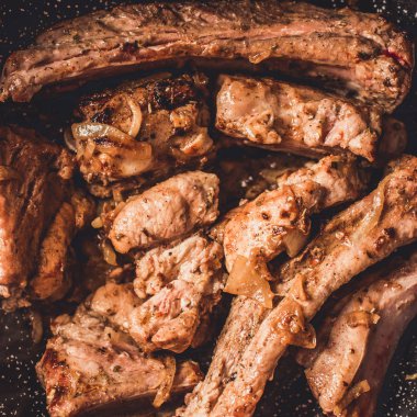 Kızartma tavası, üstten görünüm soğan ile kavrulmuş Domuz kaburga