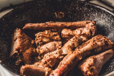 Kızartma tavası, üstten görünüm soğan ile kavrulmuş Domuz kaburga