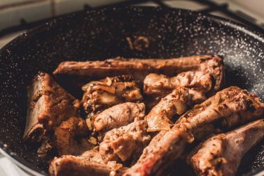 Kızartma tavası, üstten görünüm soğan ile kavrulmuş Domuz kaburga