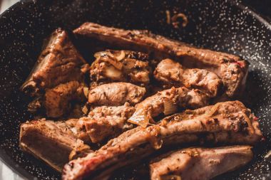 Kızartma tavası, üstten görünüm soğan ile kavrulmuş Domuz kaburga