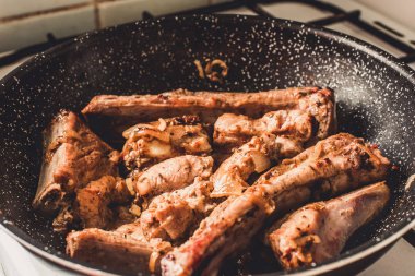 Kızartma tavası, üstten görünüm soğan ile kavrulmuş Domuz kaburga