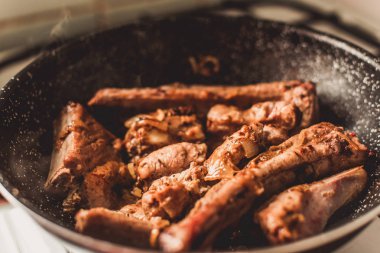 Kızartma tavası, üstten görünüm soğan ile kavrulmuş Domuz kaburga