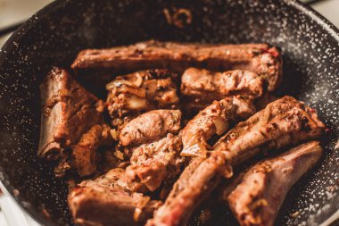 Kızartma tavası, üstten görünüm soğan ile kavrulmuş Domuz kaburga