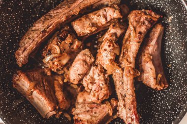 Kızartma tavası, üstten görünüm soğan ile kavrulmuş Domuz kaburga