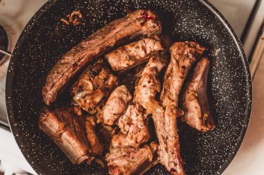 Kızartma tavası, üstten görünüm soğan ile kavrulmuş Domuz kaburga