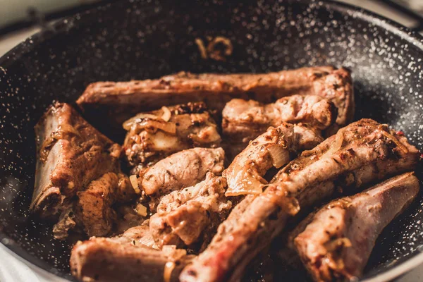 Kızartma tavası, üstten görünüm soğan ile kavrulmuş Domuz kaburga