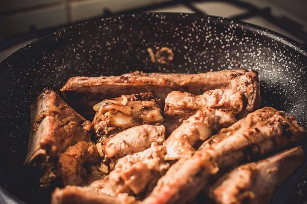 Kızartma tavası, üstten görünüm soğan ile kavrulmuş Domuz kaburga