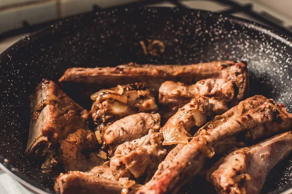 Kızartma tavası, üstten görünüm soğan ile kavrulmuş Domuz kaburga