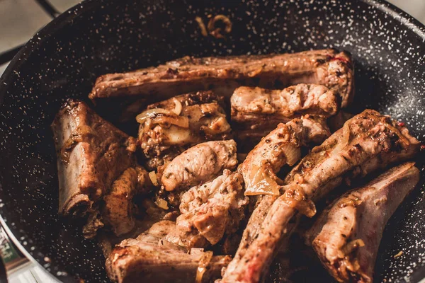 Kızartma tavası, üstten görünüm soğan ile kavrulmuş Domuz kaburga