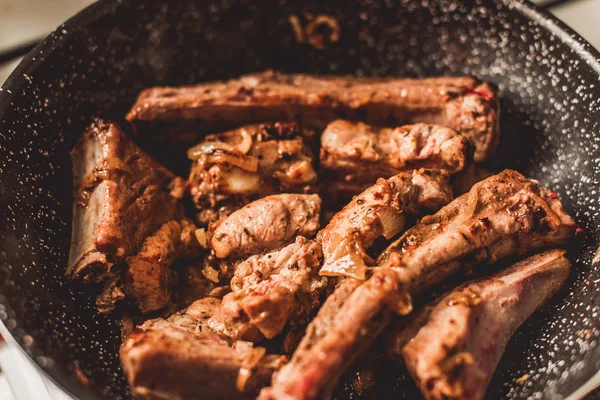 Kızartma tavası, üstten görünüm soğan ile kavrulmuş Domuz kaburga