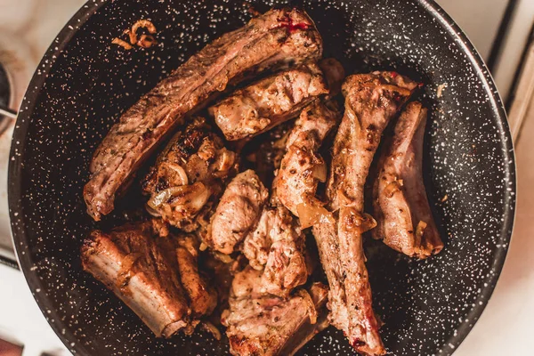 Kızartma tavası, üstten görünüm soğan ile kavrulmuş Domuz kaburga