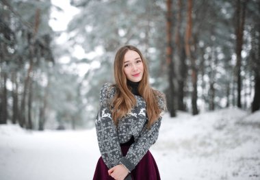 Süveter giyen güzel esmer bir kadının kış portresi. Kar yağan kış güzellik moda konsepti.