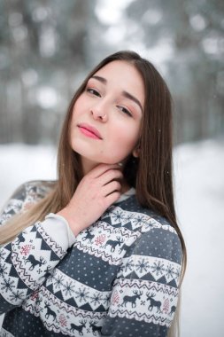 Süveter giyen güzel esmer bir kadının kış portresi. Kar yağan kış güzellik moda konsepti.