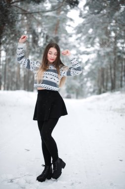 Süveter giyen güzel esmer bir kadının kış portresi. Kar yağan kış güzellik moda konsepti.