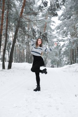 Süveter giyen güzel esmer bir kadının kış portresi. Kar yağan kış güzellik moda konsepti.