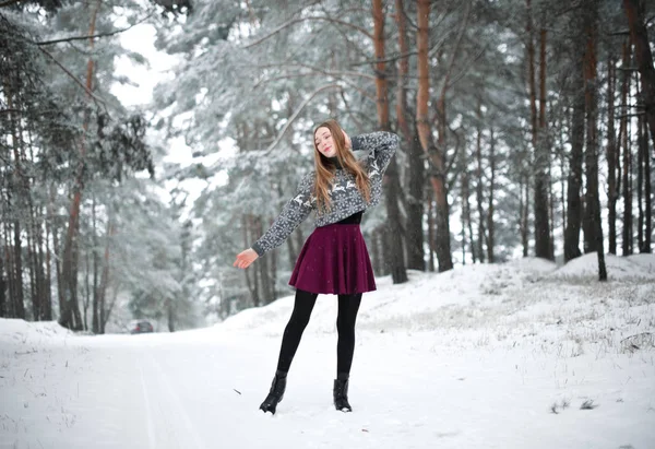 Zimowy portret młodej pięknej brunetki noszącej sweter. Śnieg zima piękno moda koncepcja. — Zdjęcie stockowe