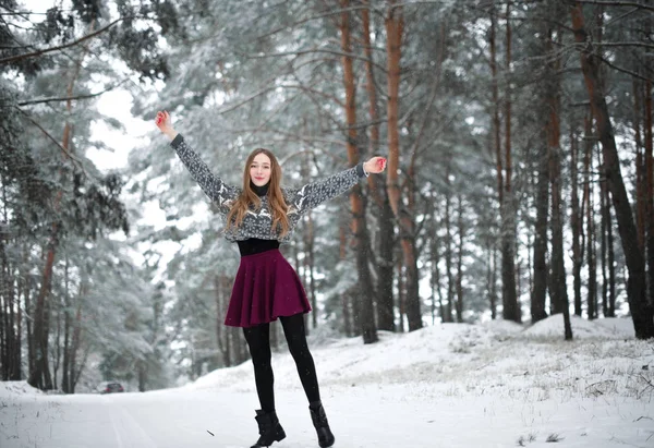 Retrato de inverno de jovem bela mulher morena usando suéter. nevar inverno beleza moda conceito . — Fotografia de Stock