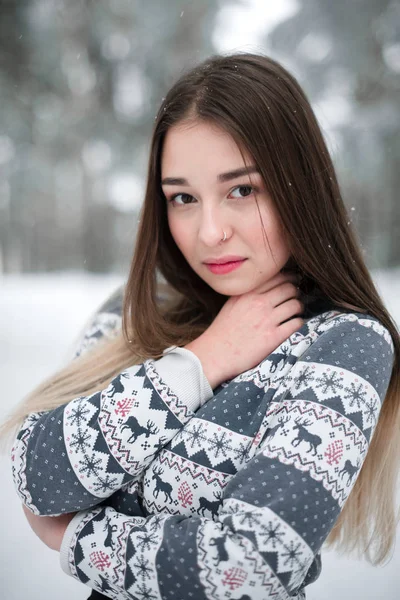 Zimowy portret młodej pięknej brunetki noszącej sweter. Śnieg zima piękno moda koncepcja. — Zdjęcie stockowe