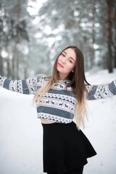 Winter portret van jonge mooie brunette vrouw dragen trui. Sneeuwen winter schoonheid mode concept. — Stockfoto