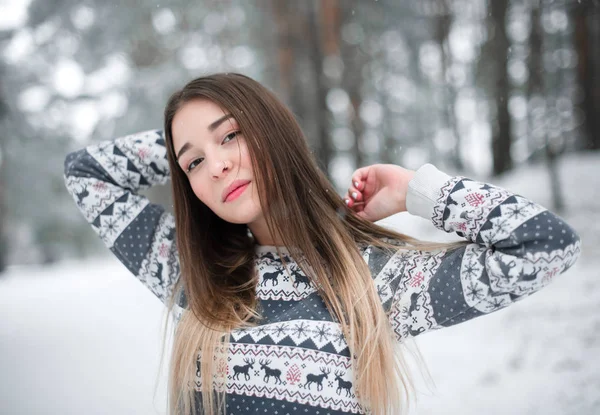 Zimowy portret młodej pięknej brunetki noszącej sweter. Śnieg zima piękno moda koncepcja. — Zdjęcie stockowe