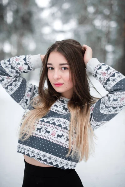 Winterporträt einer jungen schönen brünetten Frau im Pullover. Schneefreies Winter-Beauty-Mode-Konzept. — Stockfoto