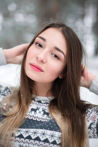 Winterporträt einer jungen schönen brünetten Frau im Pullover. Schneefreies Winter-Beauty-Mode-Konzept. — Stockfoto