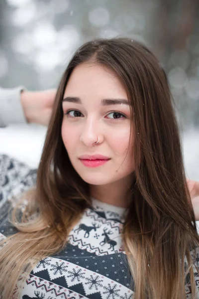 Vinterporträtt av ung vacker brunett kvinna bär tröja. Snövit vinter skönhet mode koncept. — Stockfoto