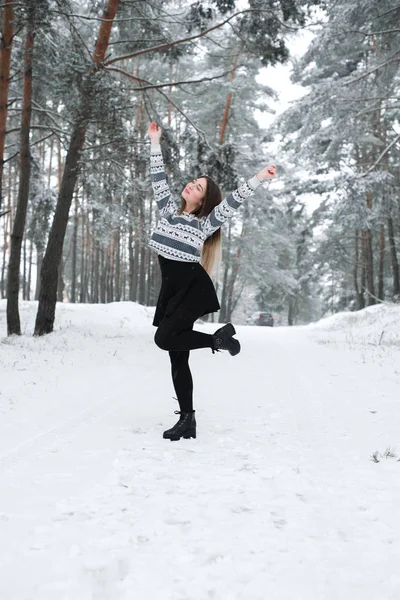 Portrait d'hiver de jeune belle femme brune portant un pull. Neige hiver beauté mode concept . — Photo