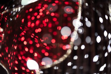 Karanlık bir arka plan üzerinde kırmızı ve beyaz bokeh