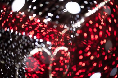 Karanlık bir arka plan üzerinde kırmızı ve beyaz bokeh