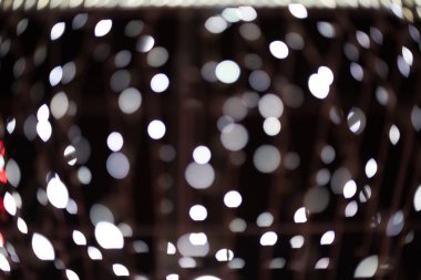 Karanlık bir arka plan üzerinde kırmızı ve beyaz bokeh