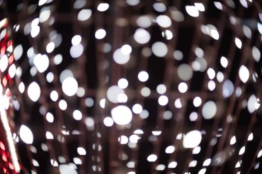 Karanlık bir arka plan üzerinde kırmızı ve beyaz bokeh