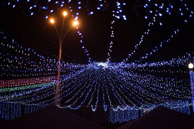 Parlak renkli şekil şehri şenlikli dekorasyon gece Noel ışıkları,.