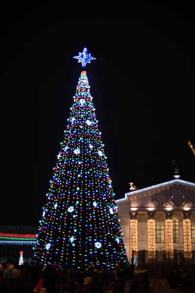Teatro City Gomel Drama com iluminação de Natal e árvore de Natal festiva na praça — Fotografia de Stock