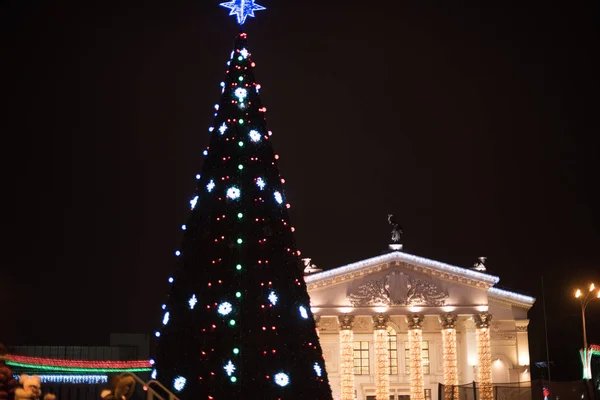 Teatro City Gomel Drama com iluminação de Natal e árvore de Natal festiva na praça — Fotografia de Stock