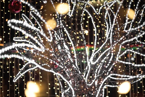 Figura colorida brilhante de luzes, decoração festiva da cidade à noite para o Natal . — Fotografia de Stock