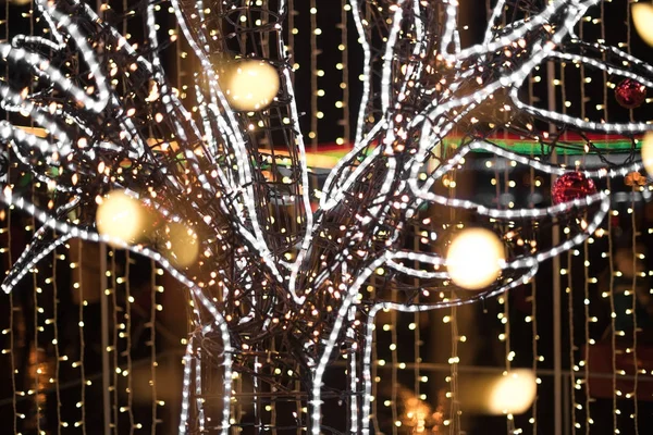 Figura de luces de colores brillantes, Decoración festiva de la ciudad por la noche para Navidad . — Foto de Stock