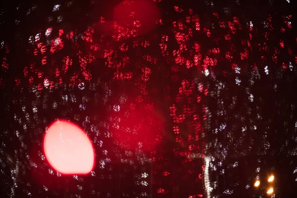 Bokeh vermelho em um fundo escuro — Fotografia de Stock