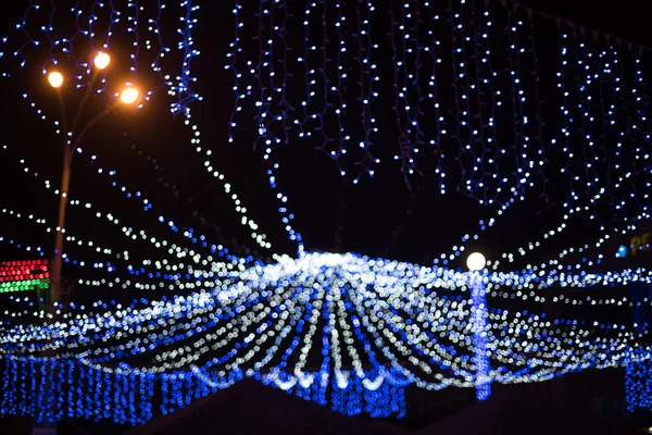 Parlak renkli şekil şehri şenlikli dekorasyon gece Noel ışıkları,.