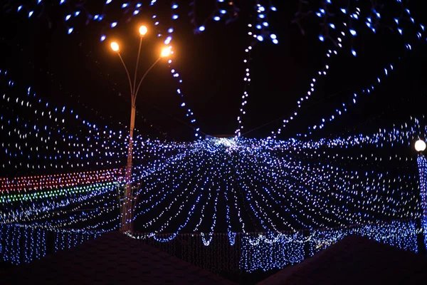 Parlak renkli şekil şehri şenlikli dekorasyon gece Noel ışıkları,.