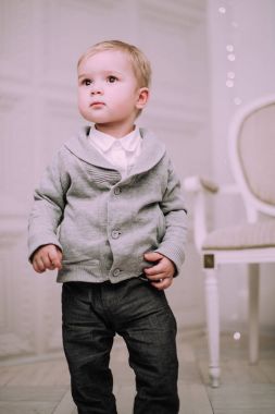 Noel ağacı, altın ve bej pastel c oynayan neşeli küçük oğlu