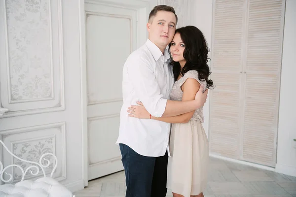 Joven pareja europea alegre en el amor abrazar y besar en estudio decorado, colores pastel claro, citas . — Foto de Stock