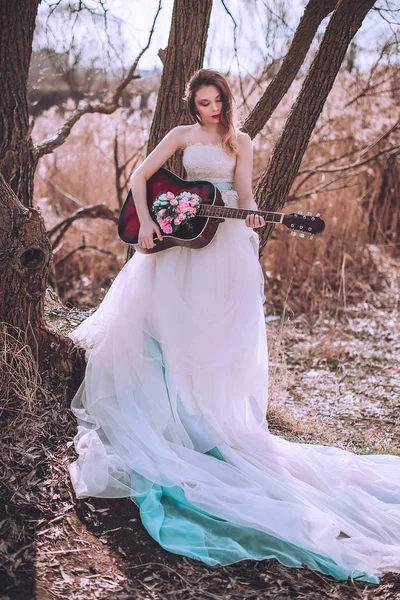 İçinde çiçekler olan güzel, romantik Avrupalı bir kız, dışarıda poz veriyor. Müzik ve doğa kavramı. Bahar geldi..