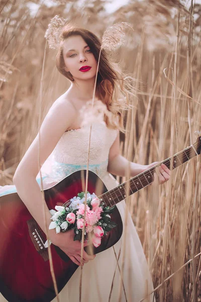 İçinde çiçekler olan güzel, romantik Avrupalı bir kız, dışarıda poz veriyor. Müzik ve doğa kavramı. Bahar geldi..