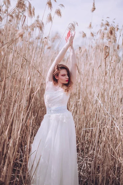 Açık havada poz güzel romantik Avrupa kız. Bahar zamanı.