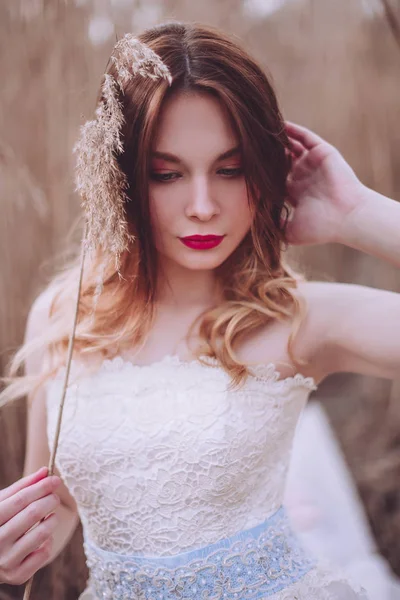 Menina europeia romântica bonita, posando ao ar livre. Hora da Primavera . — Fotografia de Stock